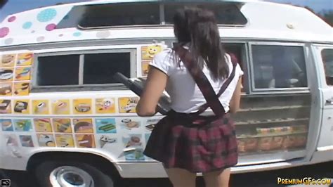 Süße Jessica mit Eis am Stiel fickt Hardcore im Van xHamster
