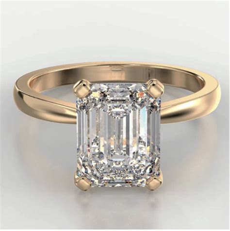 El Anillo De Compromiso De Diamante Corte Esmeralda Favorece La