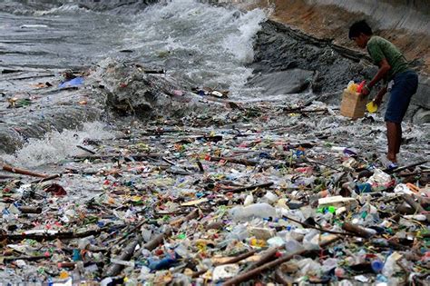 dagat na madaming basura