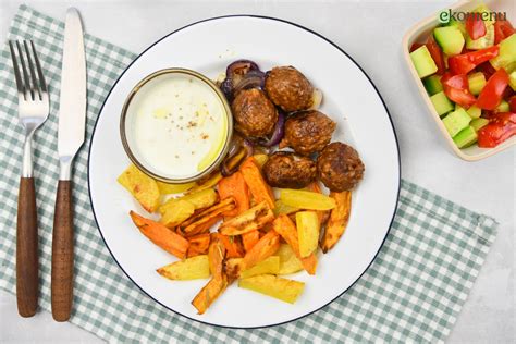 Falafelballetjes Met Frietjes Komkommersalade En Knoflook Yoghurtsaus