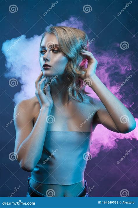 Mooie Blonde Jonge Meid Met Trendy Make Up Raakt Haar Gezicht En Haar Aan Met Haar Handen