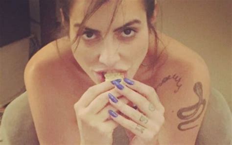 Irresistível Carol Castro surge deslumbrante em foto de lingerie GQ Musa