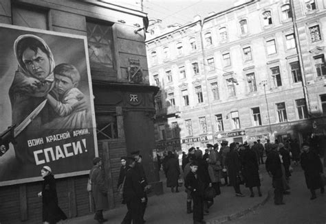 Плакат «Воин Красной армии спаси!» на стене дома в Ленинграде [2 ...