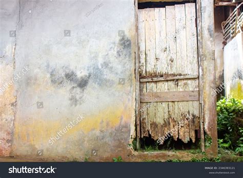 pintu lapuk  images pictures shutterstock