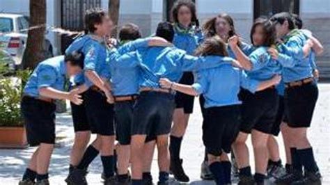 Capo Scout Gay Si Sposa Con Il Compagno Il Parroco Si Dimetta Non Pu Fare Leducatore