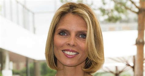 Sylvie Tellier Canon En Vacances Elle Opte Pour Un Bikini Triangle Et Lunettes De Soleil