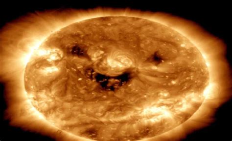 nasa capture image of smiling sun NASA ਨ ਮਸਕਰਉਦ ਸਰਜ ਦ ਫਟ