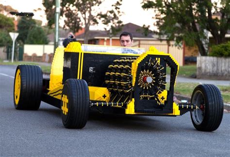 Un Automobile Hot Rod Fatta Da Pezzi Di Lego E Con Motore Ad Aria