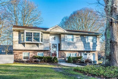 house   week spacious high ranch  downtown center moriches