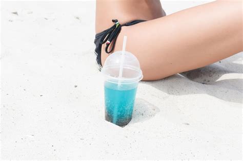 Mujer de playa bebiendo bebidas frías divirtiéndose en una fiesta de playa chica en bikini