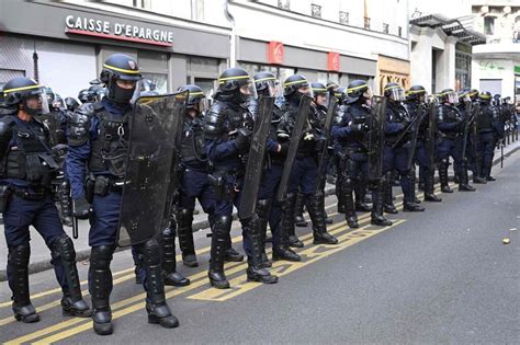 Voiture De Police Attaquée à Paris Le Préfet Nouvrira Pas Denquête