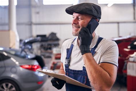 Gay Un M Canicien Ayant Une Conversation T L Phonique Dans L Atelier De R Paration Automobile