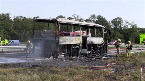 Brandweer Blust Uitgebrande Touringcar Na Op N Nu Nl