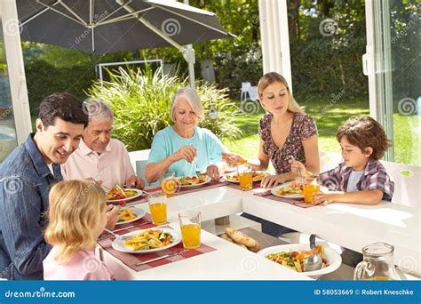 Familia Que Come El Almuerzo Junto En Verano Imagen De Archivo Imagen