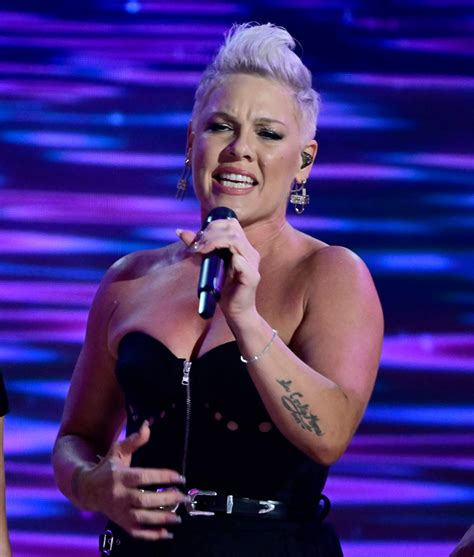 pink suffers knee injury  las vegas concert