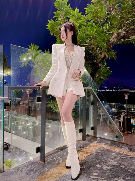 Hot girl Nóng cùng World Cup 2K1 da trắng như tuyết mặc gì cũng khoe đường cong đẹp nức nở