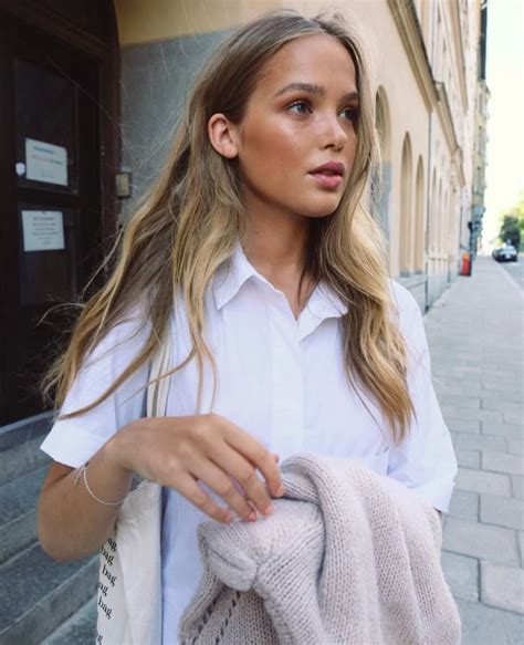 Pin By Haley Hand On So Tumblr Blonde Hair Looks Honey Blonde Hair Hair Inspiration