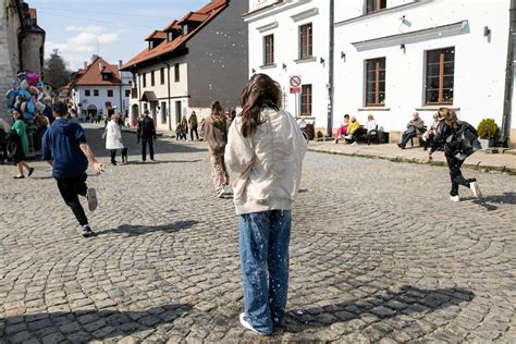 Widowiskowy śmigus dyngus na rynku w Kazimierzu Dolnym Strażacy