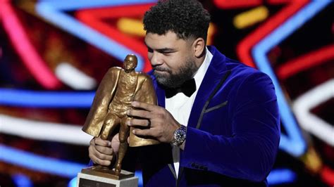 Steelers Defensive Lineman Heyward Receives Walter Payton Man Of The