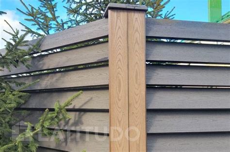 Забор-жалюзи из террасной доски ДПК с откатными воротами | ЛАТИТУДО