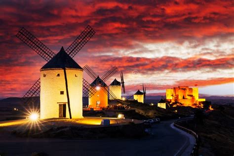 Moinhos De Vento No Por Do Sol Em Consuegra Castile La Mancha Espanha