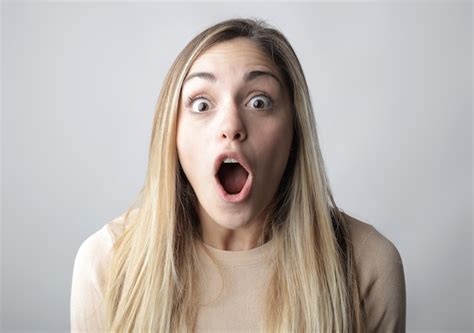 Gros Plan D Une Jeune Femme Blonde Montrant Un Visage De Surprise Photo Gratuite