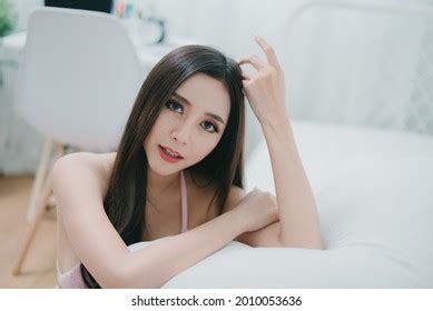 Sexy Beautiful Woman Wearing Pink Lingerie Stock Photo 2010053636 Shutterstock