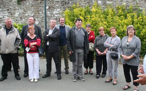 Pays Cob Les élus visitent l ancienne quincaillerie Le Télégramme