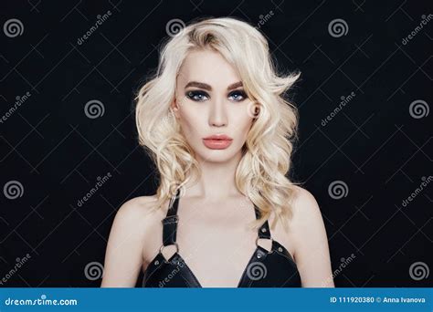 Portret Naakte Sexy Blonde Vrouw In Zwart Ondergoed Met Perfect Stock Foto Image Of Manier