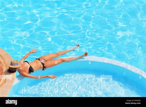 Sonnenbaden im bikini Fotos und Bildmaterial in hoher Auflösung Alamy