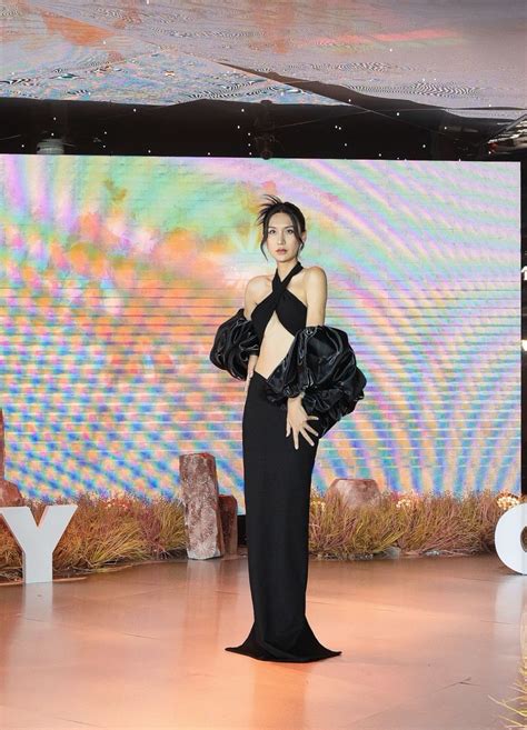 Lynk Lee khoe dáng mảnh mai H Hen Niê nóng bỏng với bikini đen huyền bí