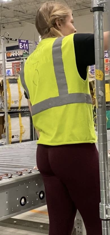 Cute Blonde With Tight Bubble In Maroon Leggings Spandex Leggings Yoga Pants Forum