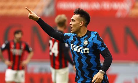 Milano è nerazzurra l esultanza di Lautaro dopo la doppietta nel