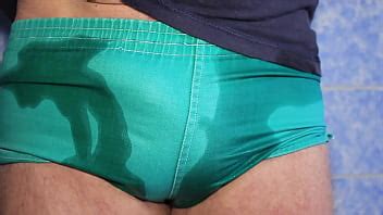 Turnhoeschen macht stramme kleine grüne Turnhose nass XVIDEOS