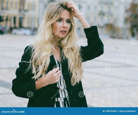 Portrait D Une Jeune Belle Blonde Avec De Longs Cheveux Dans La Ville Photo De Mode Photos De