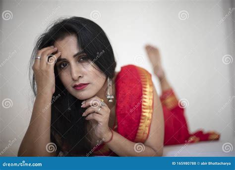 Portrait Der Jungen Und Attraktiven Indischen Bengali Brunette Frau In Traditionellem Kleid