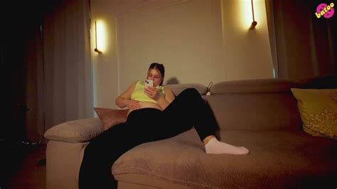 milf chaude à la maison seule tard le soir se masturbe sur le canapé Beauty and The Other One