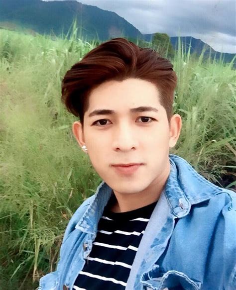 Hot boy 6 múi bán bánh tráng trộn khiến phái nữ xuýt xoa Báo Dân trí