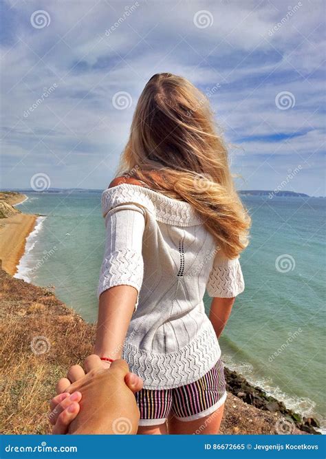 Suivez moi Fille Blonde Reculant Sur La Falaise De Bord Image stock Image of été beauté