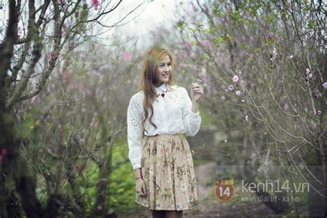 Ng M C C Hot Girl Xinh Lung Linh Pose Nh B N Hoa O