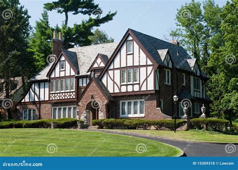 Maison Anglaise De Tudor Photo Stock Image Du Aménagement 15309318