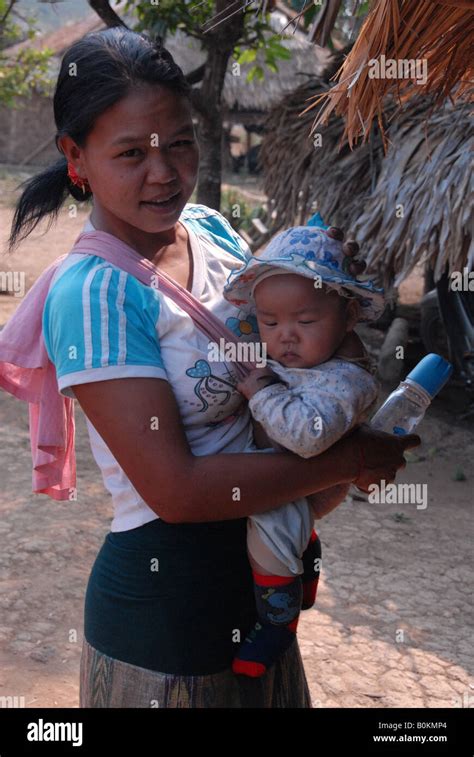 Wah Minority Lady Is Looking After Her Babe Thai Bermese Border Maehongson North Of Thailand