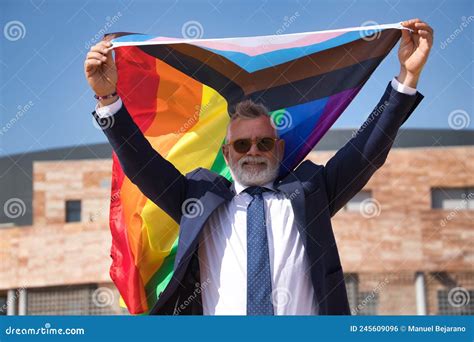 Un Hombre Gay Maduro Ejecutivo Gris Ceo Con Chaqueta De Gafas De Sol De Barba Y Corbata Ondeando