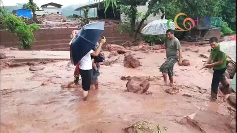 景谷强降雨致县城多处严重内涝，凤山镇发生泥石流，民房被毁面包车被冲走～（受灾视频图片）