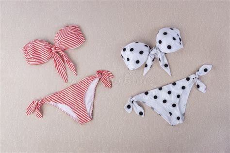 Sita Bikini Con Rayas Rojas Y Blancas Y Polka Punto Bikini Aislado Foto De Archivo Imagen De