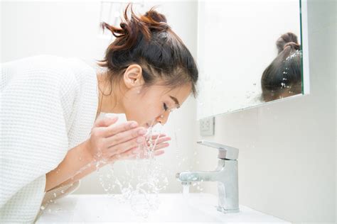 The Best Face Washes For Sensitive Skin Activebeat Your Daily Dose