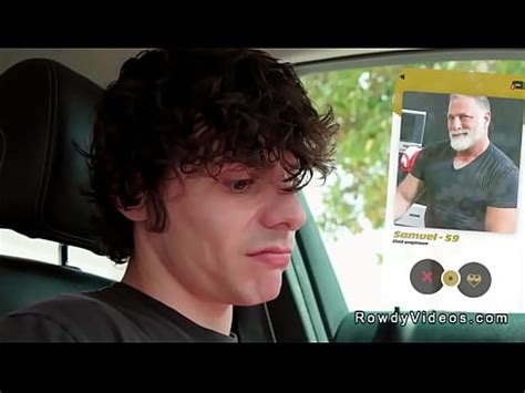 Hombre mayor se folla anal a un joven gay de una conexión en línea XVIDEOS