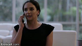 EroticaX MILF engaña al marido con su amigo Papá se pone a trabajar XVIDEOS