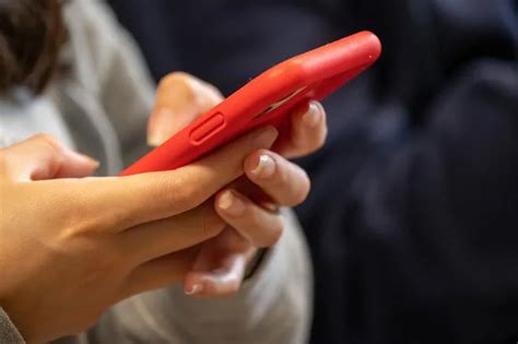 Une jeune fille victime de revenge porn en découvrant la vidéo sa mère la brûle au fer à