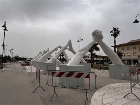 Building Bridges Linstallazione Di Lorenzo Quinn A Marina Di